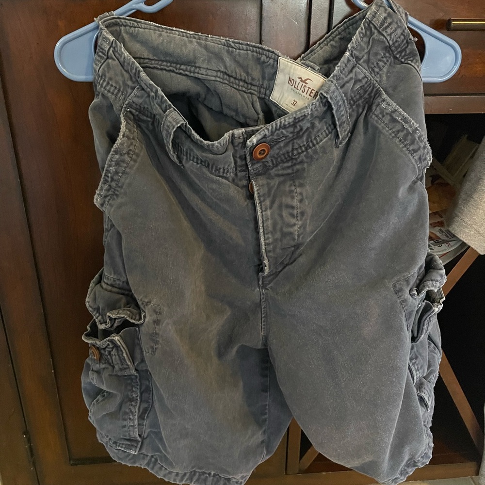 Early 2000s Hollister Cargo shorts. Great condition no rips, tears or stains.